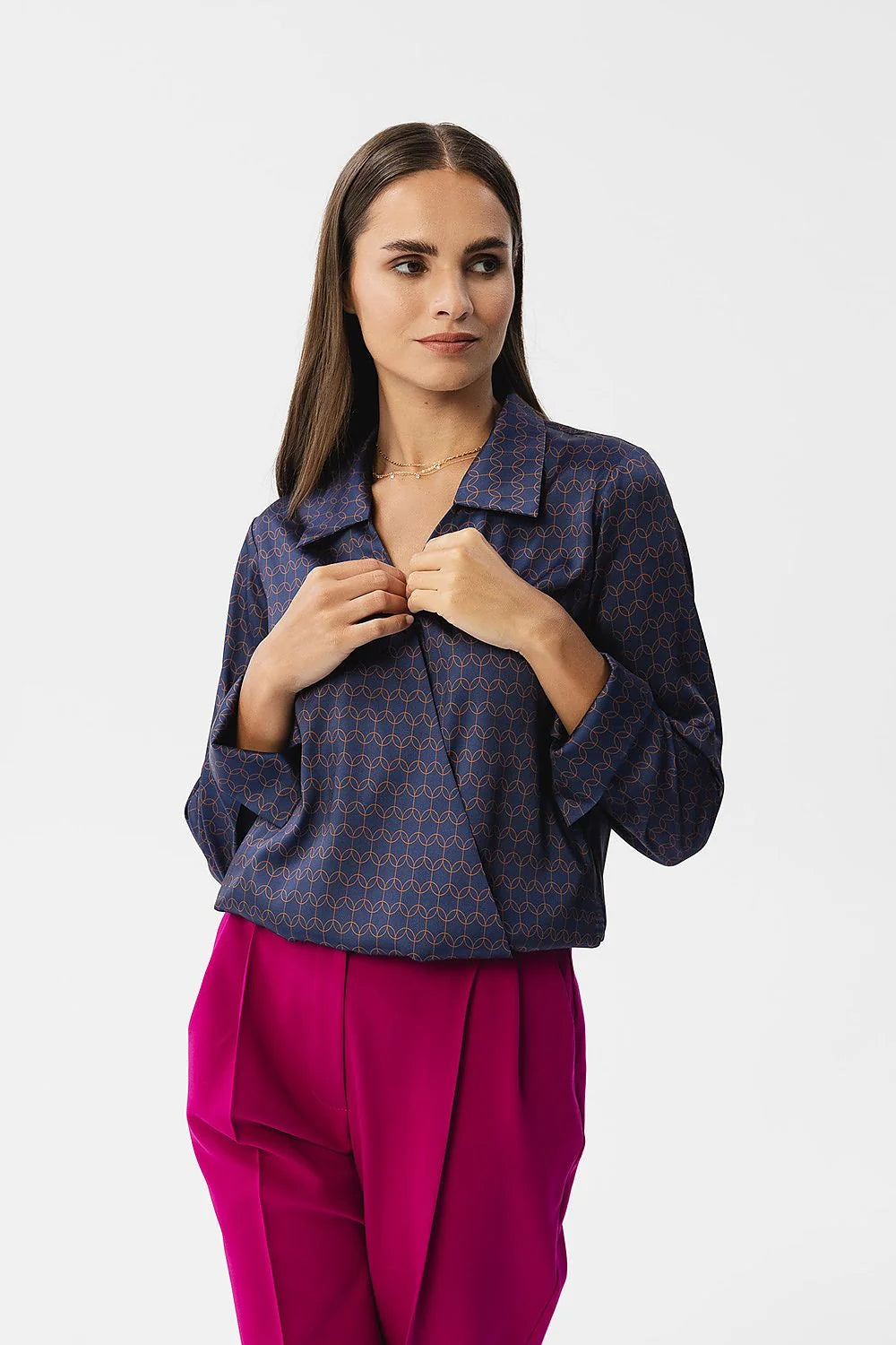 Chemisier femme chic style moderne coupe ample col classique motif géométrique bleu foncé fuchsia