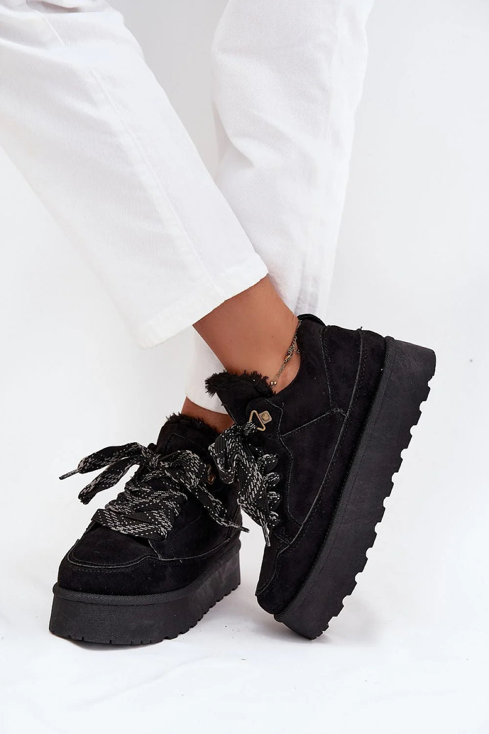 bottines neige femmes sportives suédine écologique doublure fourrure col pelucheux lacets tressés œillets dorés plateforme crantée chunky isolantes urbaines confortables