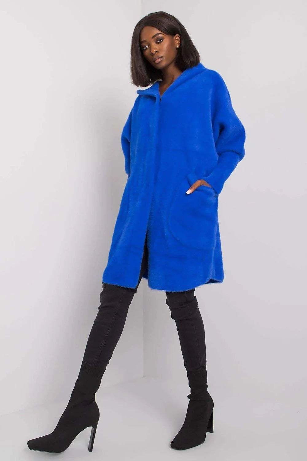manteau femme long genoux oversize capuche bleu électrique maille duveteuse mohair coupe ample manches larges poches plaquées fermeture cachée chaud