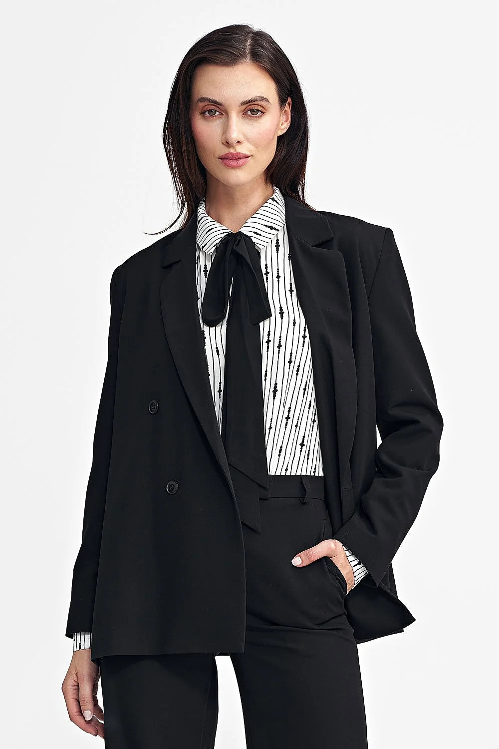Veste Nife blazer féminin style classique tissu élégant coupe cintrée noir manches longues boutons épaules structurées mode intemporelle