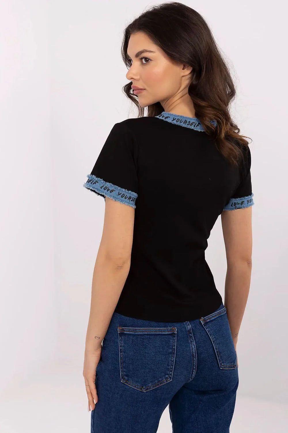 T-shirt femme ajusté en coton élasthanne style décontracté encolure V manches courtes finition denim message LOVE YOURSELF