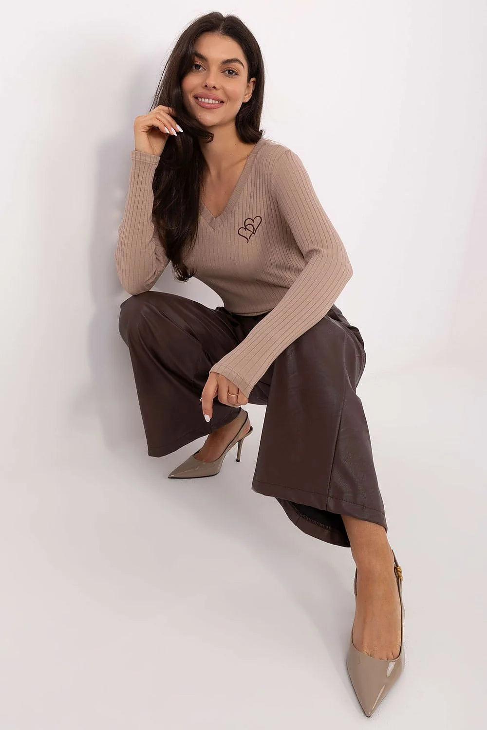 chemisier femme élégant féminin côtelé rayé taupe cappuccino coton extensible ajusté col V manches longues brodé cœur décontracté chic polyvalent