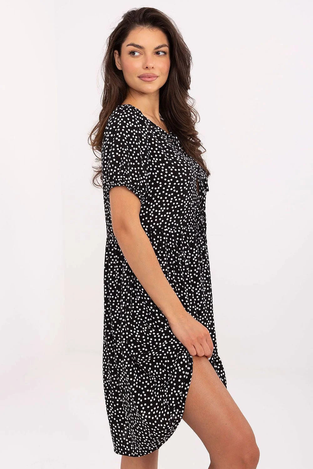Robe féminine Sublevel style évasé manches courtes col rond imprimé pois noir blanc matière légère occasion estivale