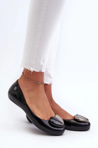 ballerines femme noir verni brillant cuir synthétique bout rond ornement métallique cœur argenté semelle compensée basse