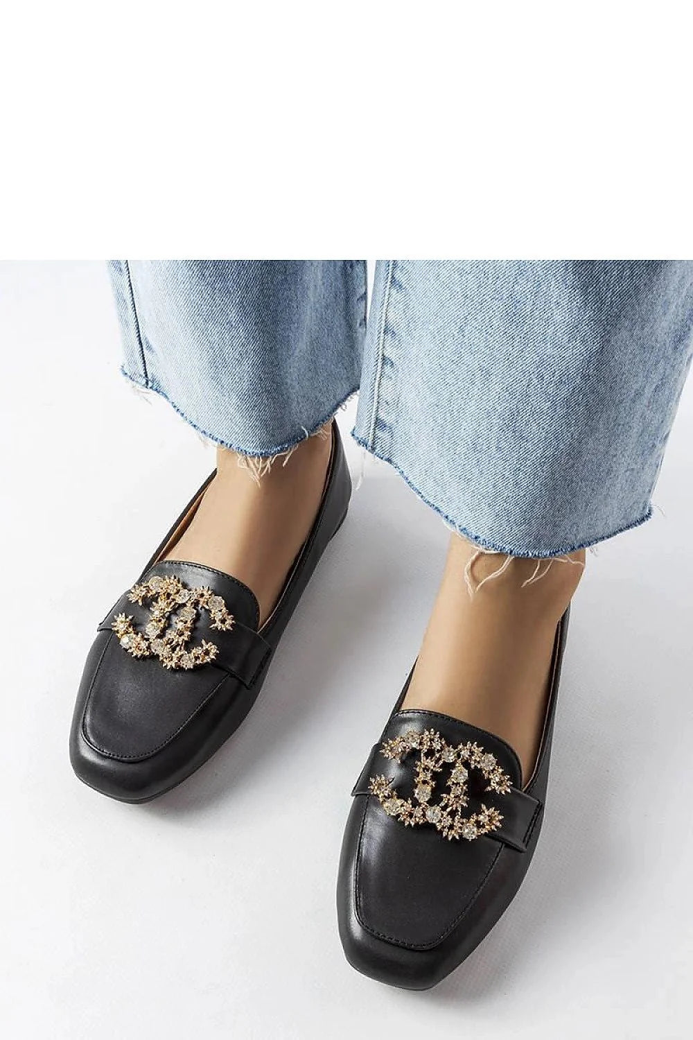 Mocassins élégants pour femme en cuir noir, semelle plate, détails dorés, style moderne, confort quotidien