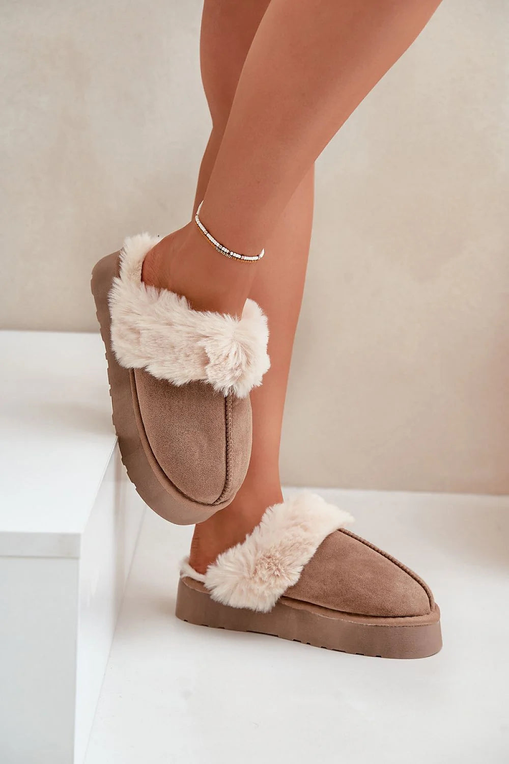 mules taupe suédine fourrure crème plateforme 4cm semelle crantée confortable bout fermé arrondi couture apparente cosy chic décontracté