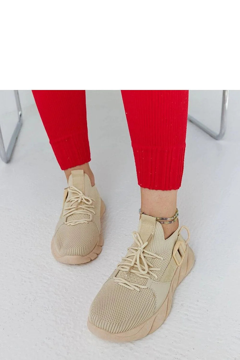 Baskets pour femmes design moderne épuré silhouette compacte tige maille beige clair semelle caoutchouc robuste fermeture lacets cordelette ajustable