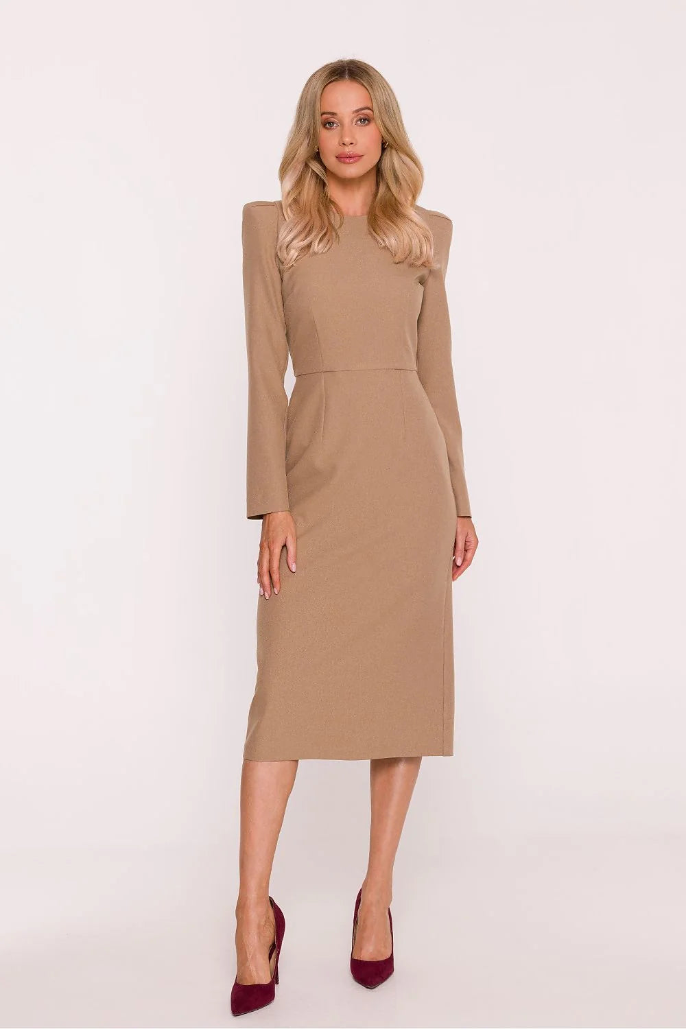 robe moulante cintrée tailleur camel manches longues encolure ronde épaules structurées épaulettes discrètes doublée confortable tissu chiné fente dos haute