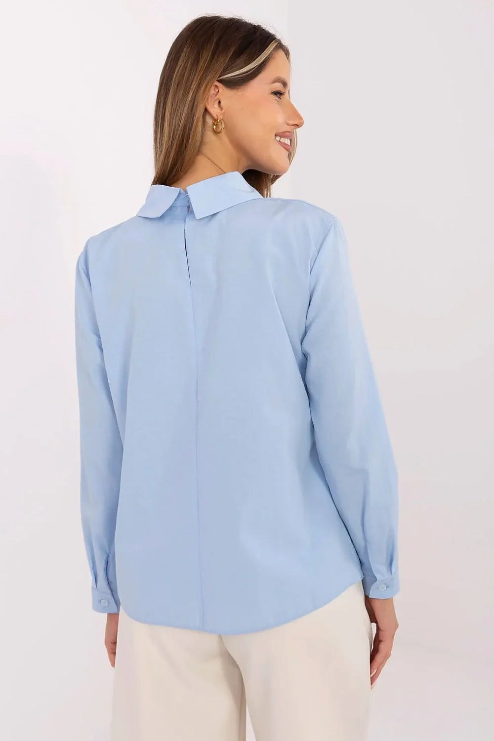 Chemisier Lakerta en coton bleu clair élégant coupe classique manches longues boutonnées chemise col高 waist jupe crème ceinture dorée