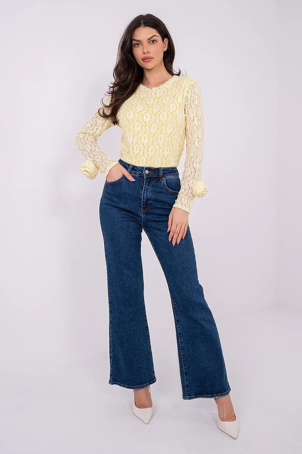 blouse dentelle florale jaune pâle ajustée col rond manches longues transparentes poignets volantés corps doublé viscose élasthanne