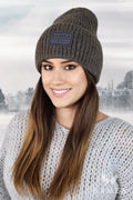 Bonnet d'hiver en laine pour femme, style classique, texture côtelée, couleur marron, large revers, logo simili cuir, confort thermique, polyvalent