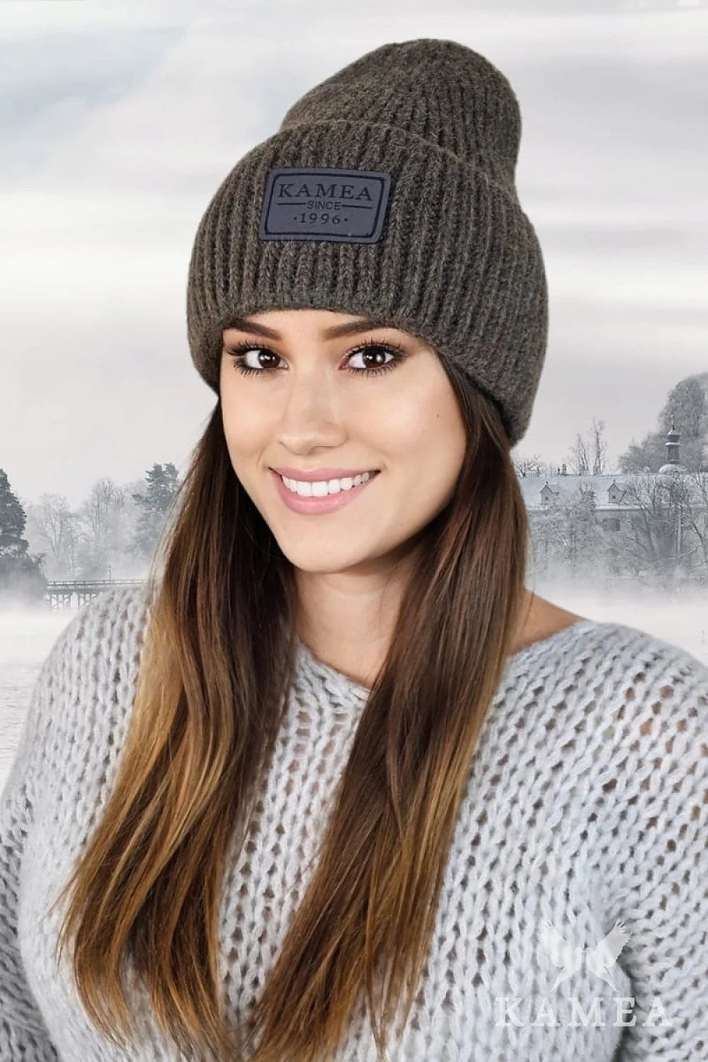 Bonnet d'hiver en laine pour femme, style classique, texture côtelée, couleur marron, large revers, logo simili cuir, confort thermique, polyvalent