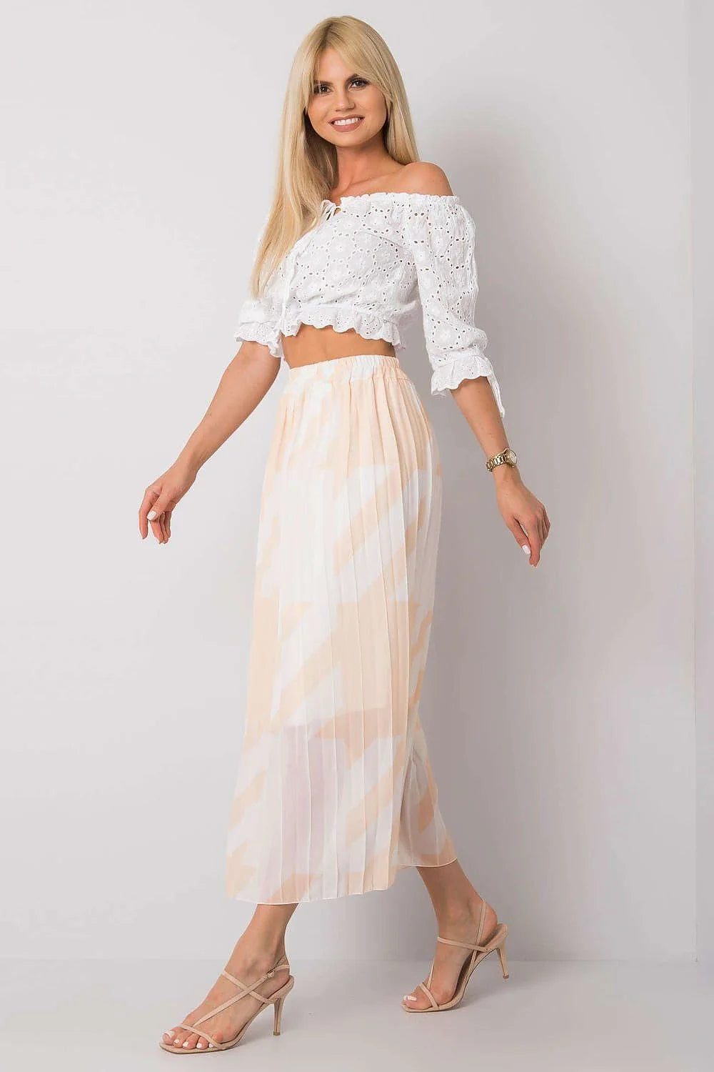Tenue estivale féminine crop top jupe longue bohème plissée coton blanc motifs brodés