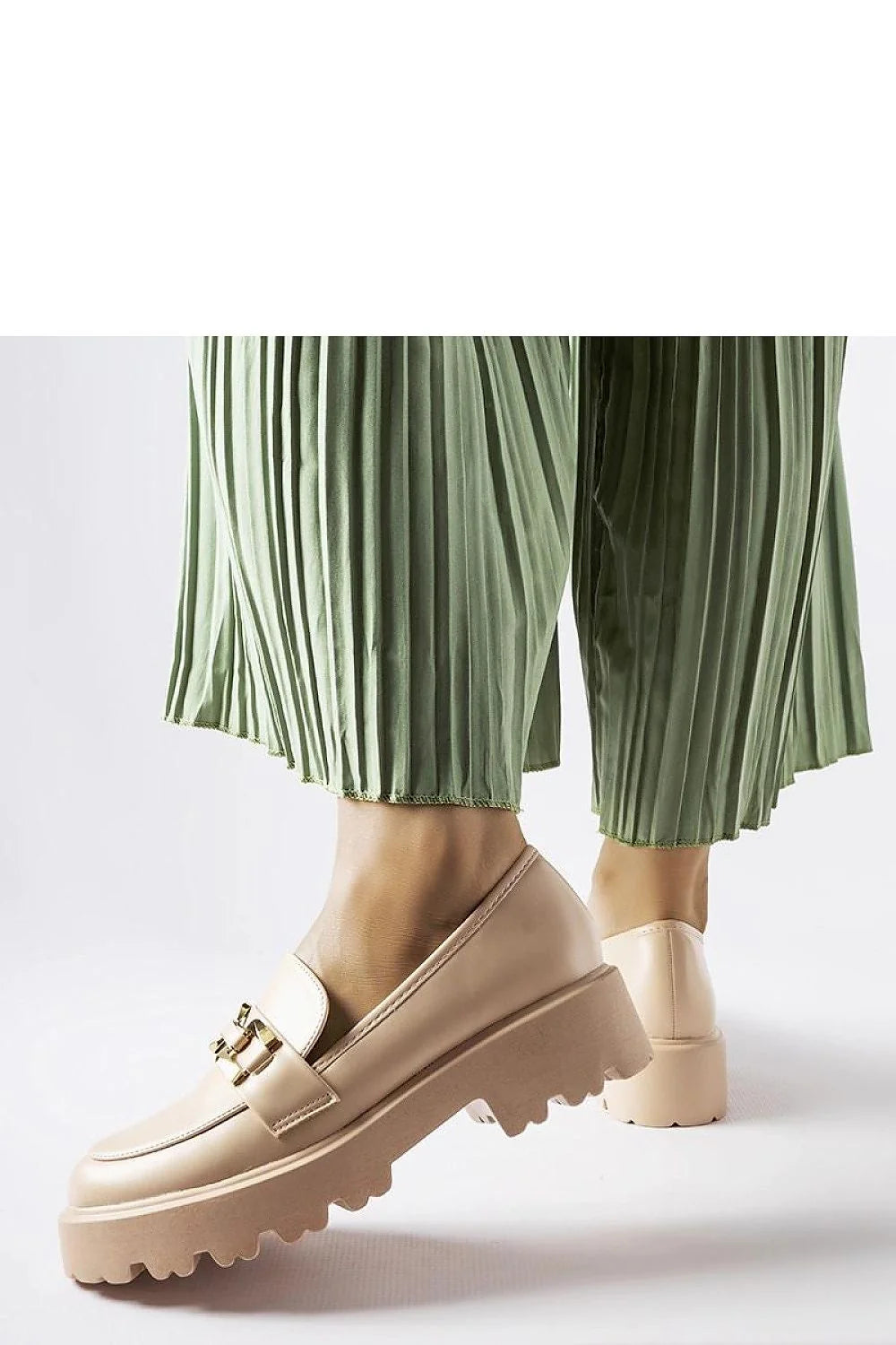 Moccasins femmes design moderne élégant beige clair semelle épaisse chaîne métal doré en cuir confortable
