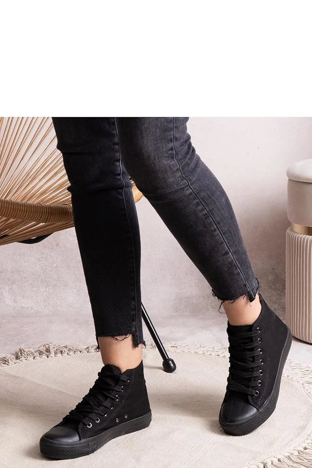 Baskets montantes femmes style urbain moderne couleur noire cuir synthétique semelle caoutchouc confortable tendance versatile