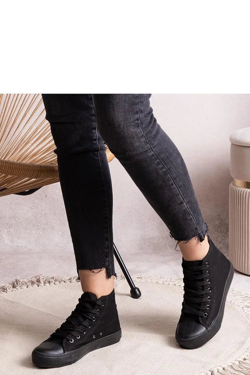Baskets montantes femmes style urbain moderne couleur noire cuir synthétique semelle caoutchouc confortable tendance versatile
