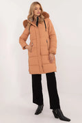 Manteau d'hiver long matelassé pour femme en polyester beige clair, capuche amovible en faux fourrure, fermeture éclair cachée, col haut, poches zippées