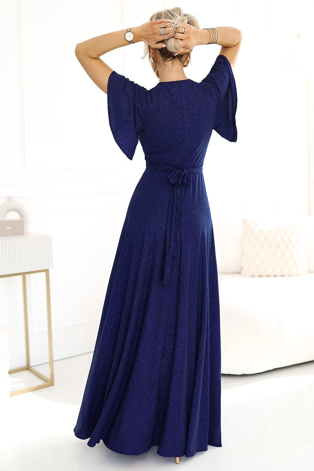 Robe longue Numoco bleu profond silhouette fluide décolleté V manches courtes en cape fente audacieuse tissu élastique éclat glamour femme élégante