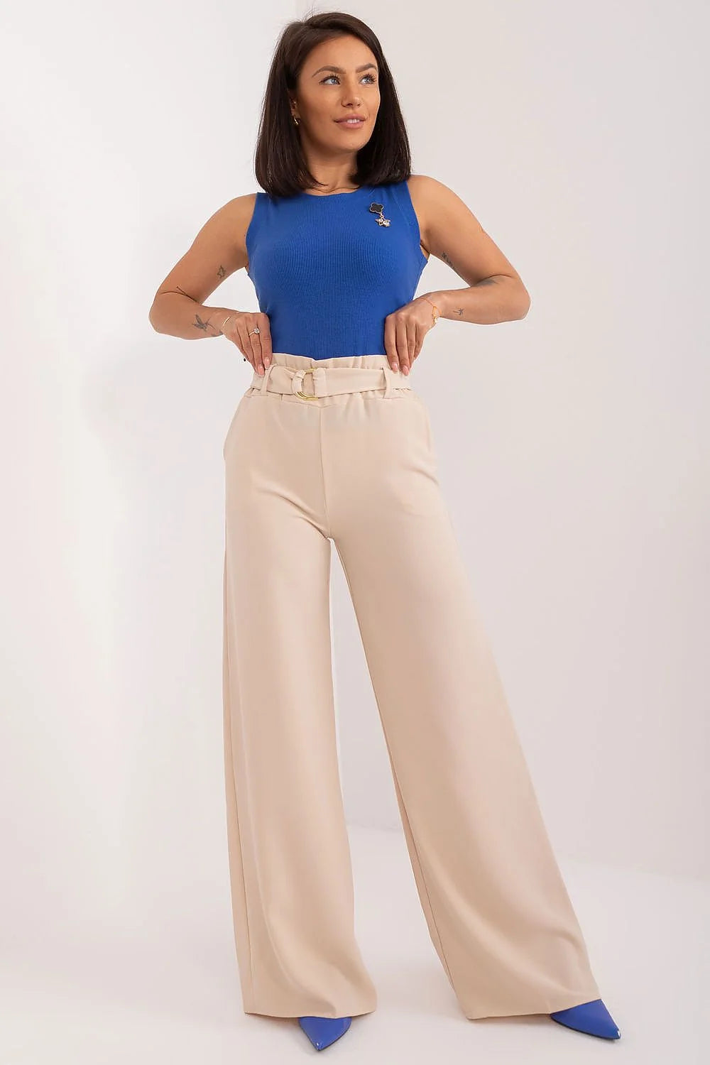 Tenue chic femme deux pièces haut débardeur bleu vif pantalon beige clair haute taille large coupe style moderne