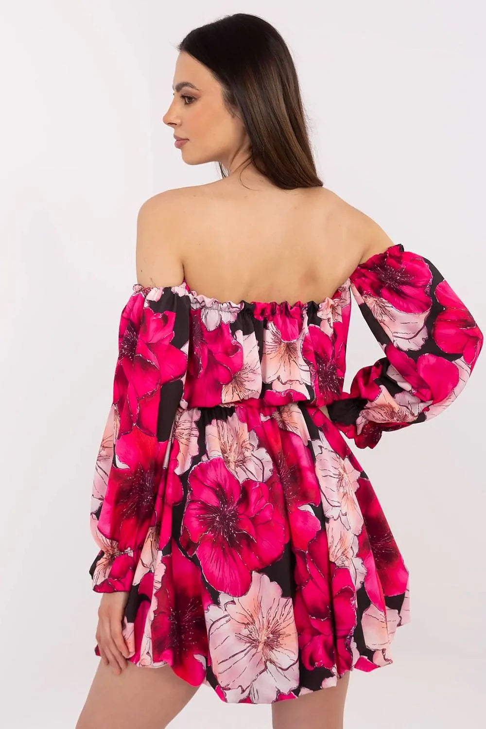 Robe bohème romantique longueur mini manches longues évasée en polyester viscose élasthanne motif floral rose fuchsia noir
