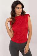 Chemisier sans manches élégant pour femme, style moderne, épaules structurées, couleur rouge vif, motifs pointillés, tissu polyester, coupe ajustée, occasion formelle et décontractée