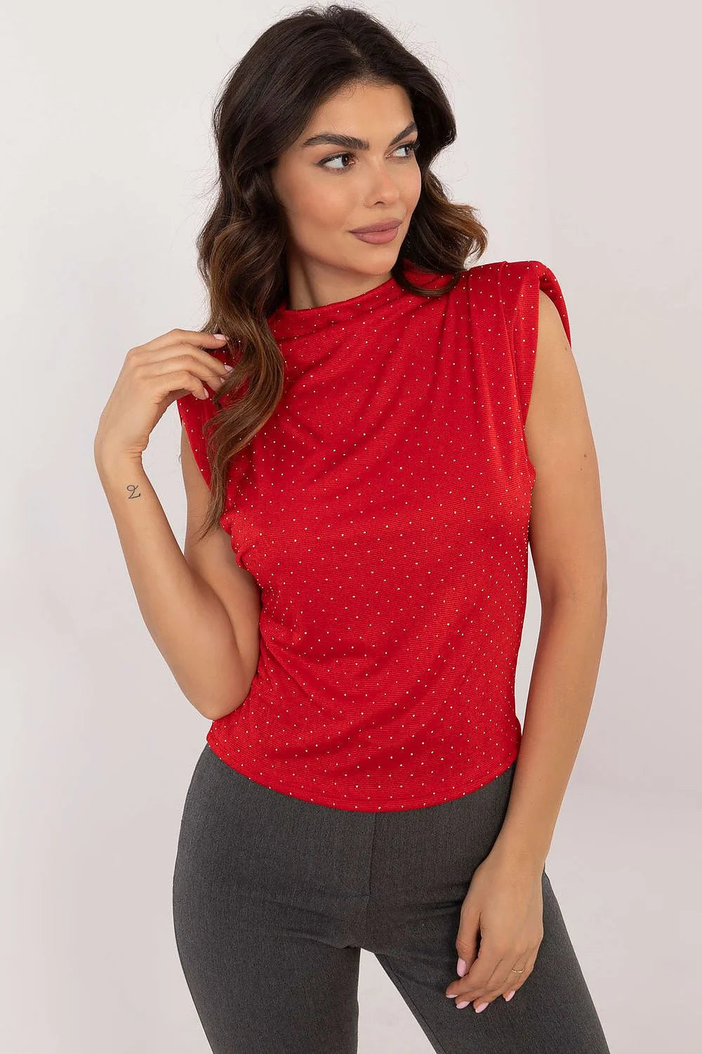 Chemisier sans manches élégant pour femme, style moderne, épaules structurées, couleur rouge vif, motifs pointillés, tissu polyester, coupe ajustée, occasion formelle et décontractée