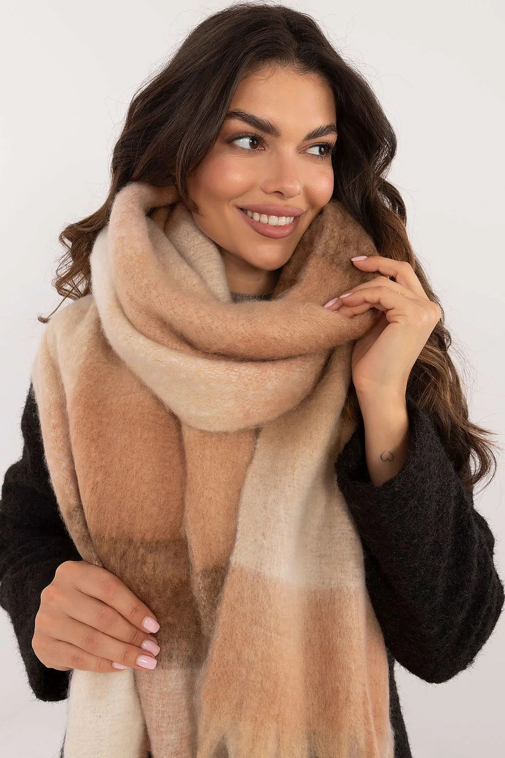 Écharpe élégante pour femme en polyester 100%, motif classique à carreaux, franges décoratives, longueur 217 cm, parfaite pour les jours froids, style versatile, confort optimal
