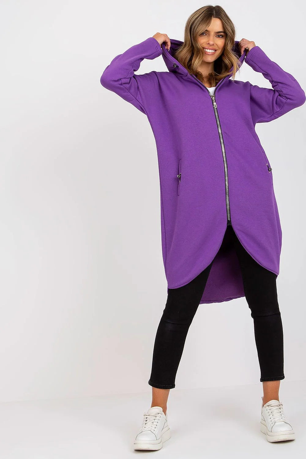 Manteau pour femmes design moderne audacieux couleur fuchsia vif coupe oversize matériau structuré fonctionnalité confort