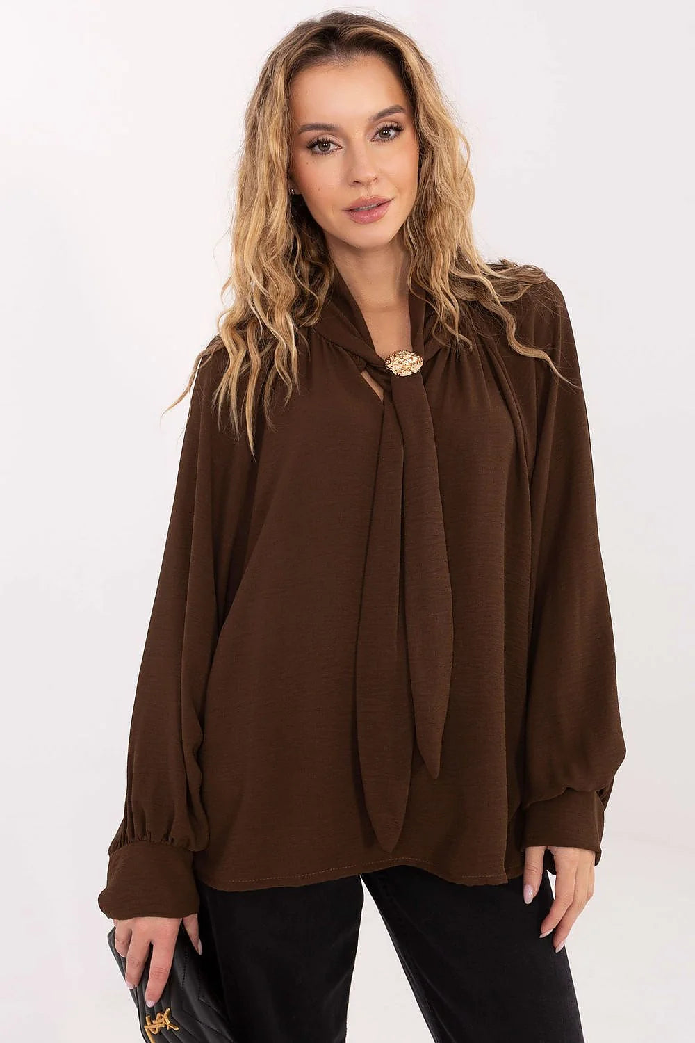 chemisier femme col lavallière marron chocolat coupe ample manches longues bouffantes poignets resserrés tissu fluide viscose tombé souple broche dorée