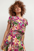 Robe à imprimé tropical courte manches courtes silhouette évasée buste ajusté tissu léger fuchsia fleurs feuilles femme été