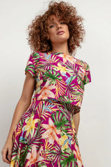 Robe à imprimé tropical courte manches courtes silhouette évasée buste ajusté tissu léger fuchsia fleurs feuilles femme été
