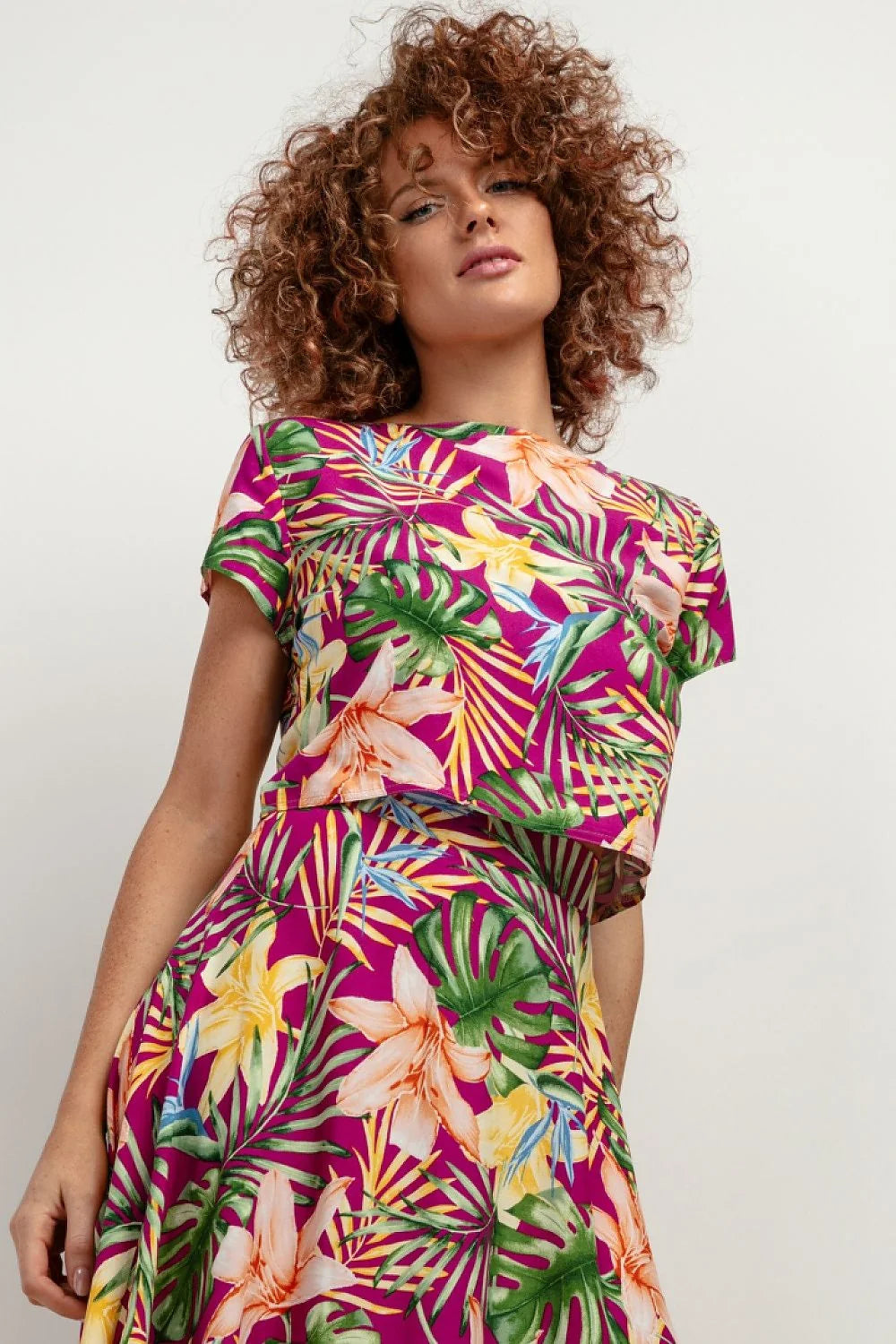 Robe à imprimé tropical courte manches courtes silhouette évasée buste ajusté tissu léger fuchsia fleurs feuilles femme été