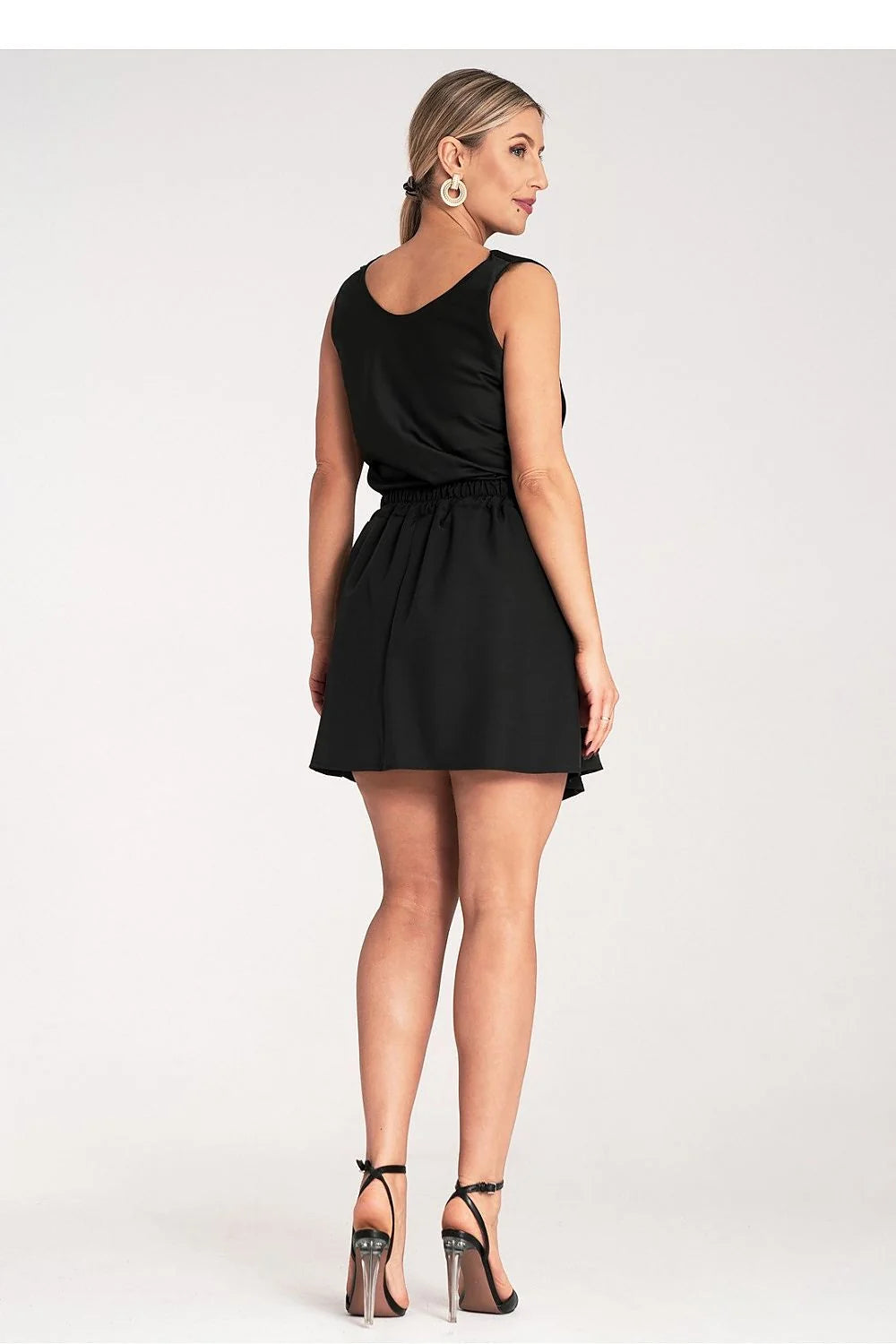 Ensemble féminin élégant et sophistiqué composé d'une blouse sans manches et d'une jupe courte plissée noir femme occasion semi-formelle