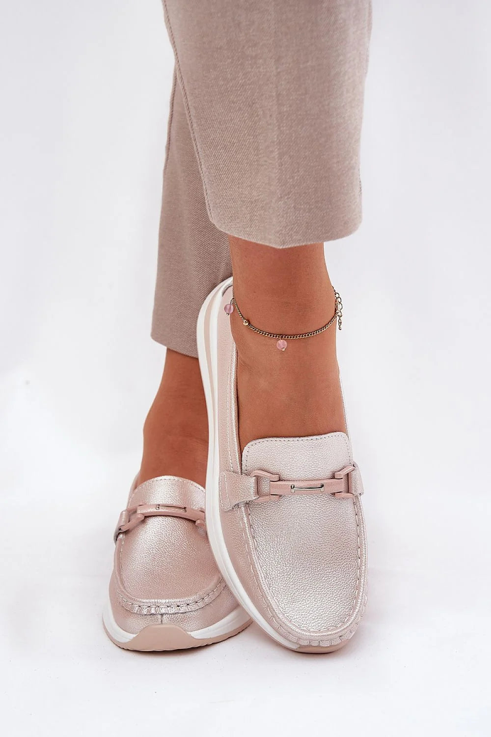 Mocassins pour femme en cuir métallisé rose pâle, style élégant décontracté, semelle intérieure cuir Comfort Shoes, détails décoratifs métalliques, occasions multiples
