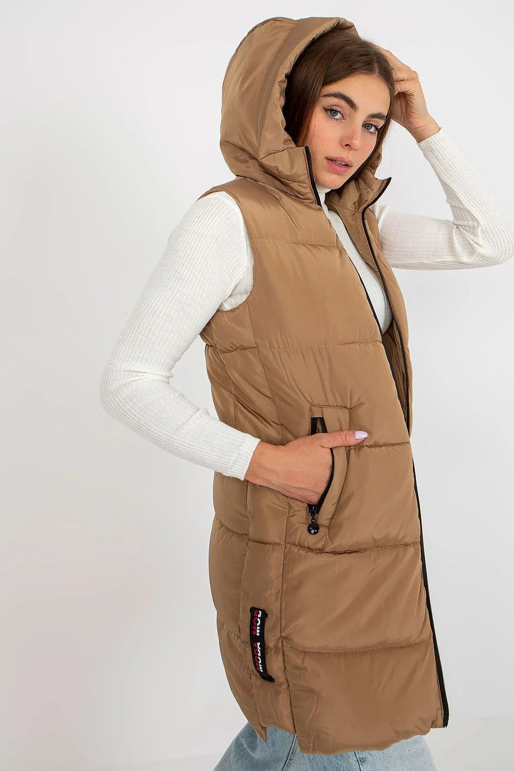 Gilet doudoune pour femme en polyester matelassé couleur taupe, coupe longue, sans manches, capuche ajustable et poches latérales