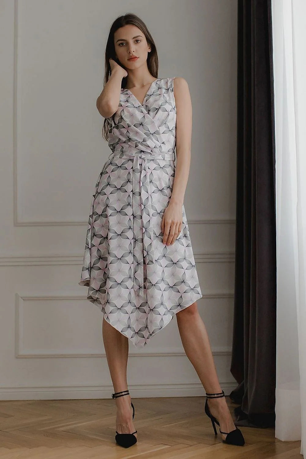 Robe cocktail noire polyester élégante décolleté en V sans manches ceinture pour soirées chics femmes