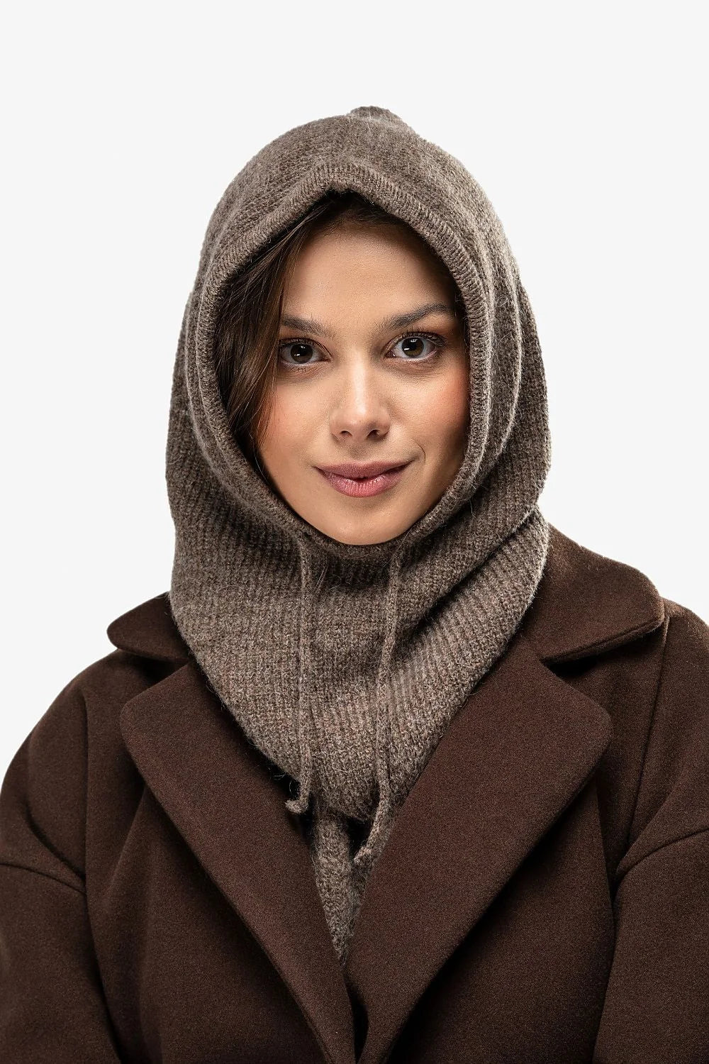 cagoule snood capuche femme maille côtelée taupe chaud mohair laine léger doux enveloppant ajustable cordon serrage coupe couvrante minimaliste polonais