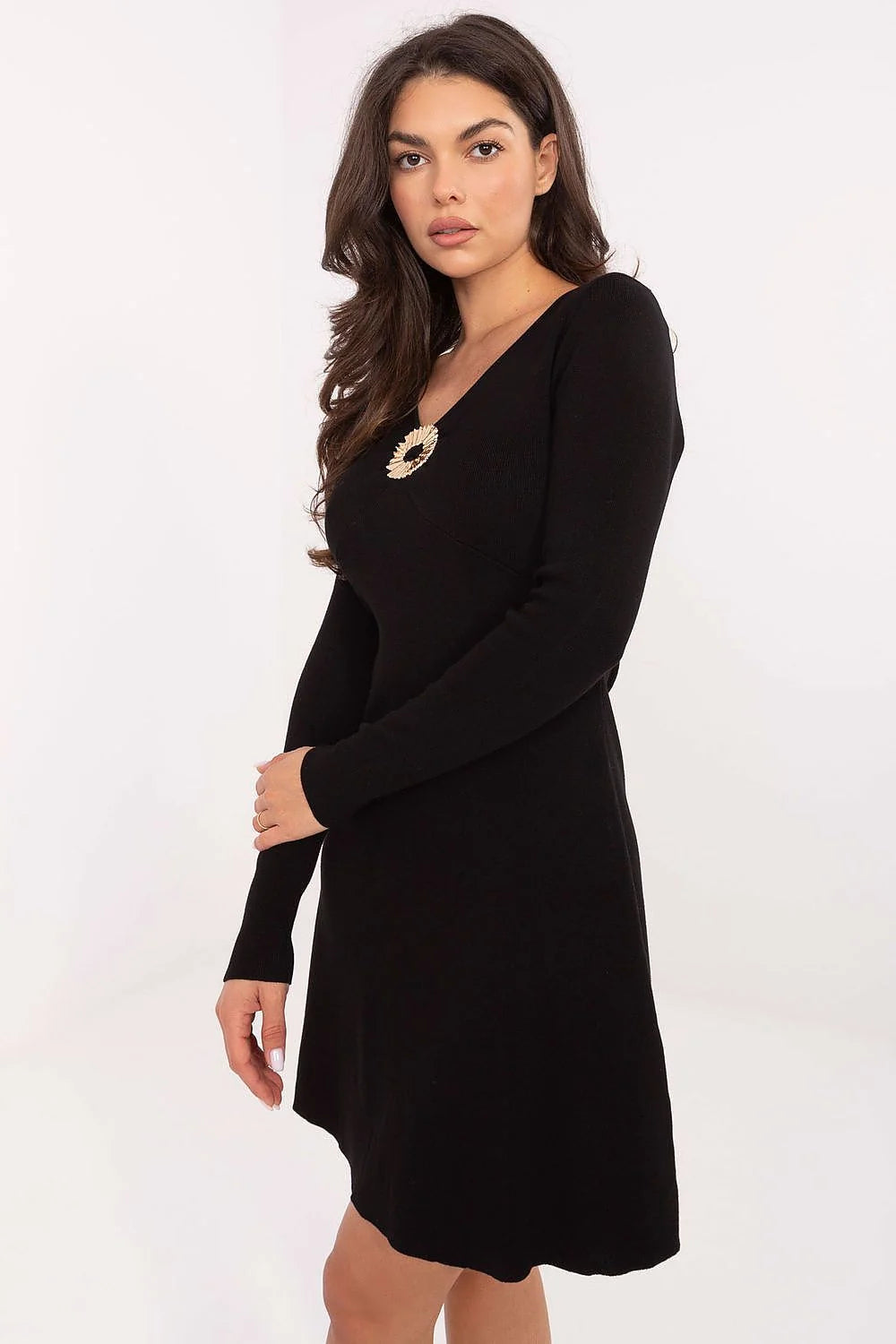 robe tricot côtelée stretch viscose élasthanne mini manches longues décolleté cœur broche dorée ajustée taille trapèze fluide confortable