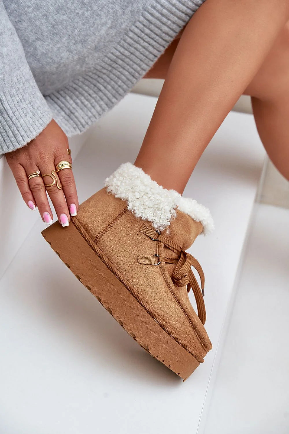 Bottines de neige pour femmes en suédine écologique style montant beige camel fourrure blanche lacets ajustables