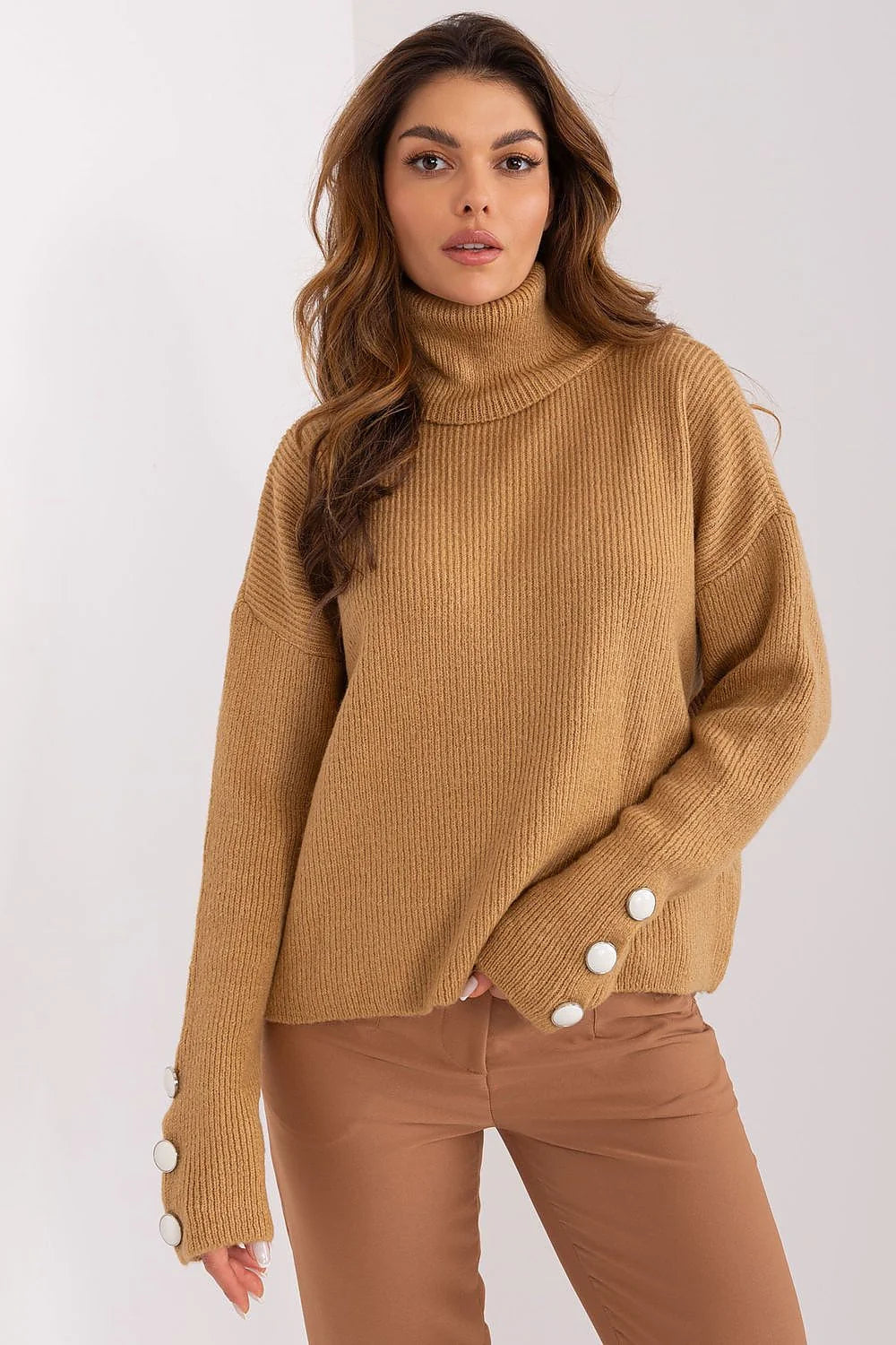 Pull col roulé femme manches longues maille douce beige camel coupe ample épaules tombantes boutons décoratifs