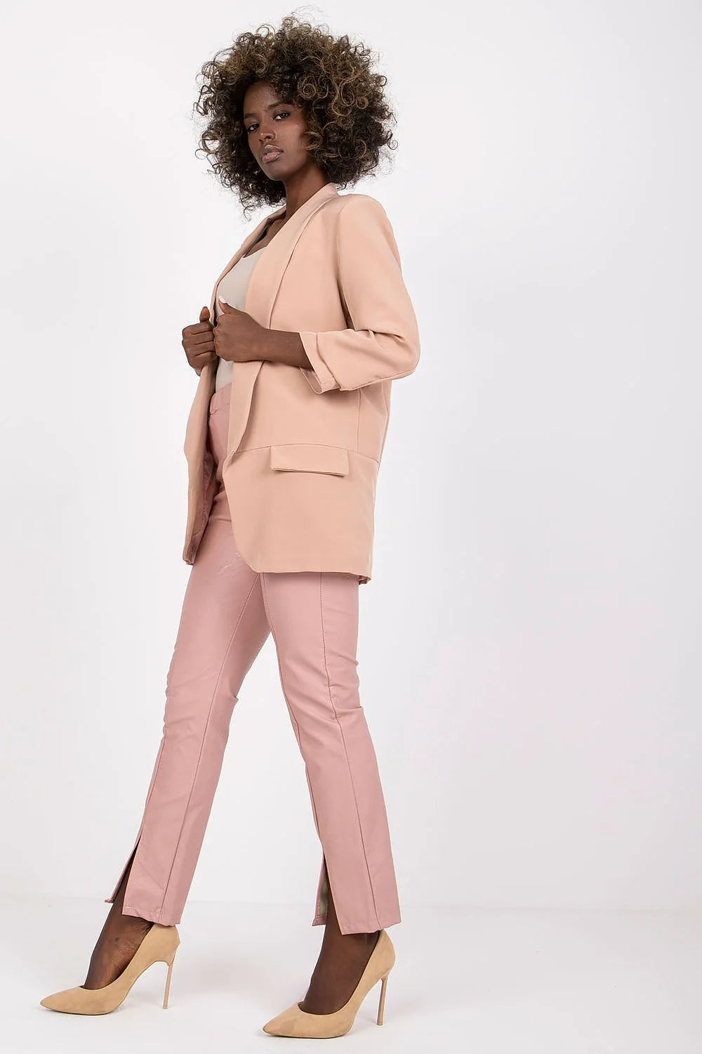 Veste blazer féminine moderne élégante nude pastel sans fermeture épaules rembourrées manches longues polyester elasthanne femmes