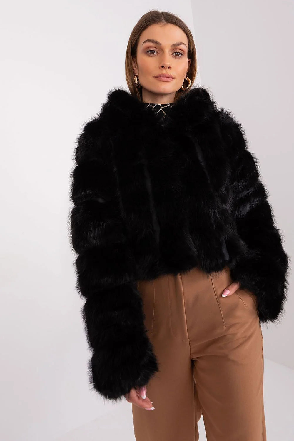 Veste en fausse fourrure noire pour femme, style luxueux, coupe courte, matériau polyester résistant, occasion soirée travail hiver