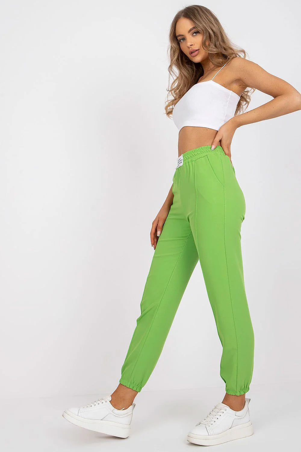 Pantalon femme haute taille tissu élastique poches latérales obliques elasthanne polyester.crop top rayures horizontales imprimé texte noir.escarpins fuchsia assortis