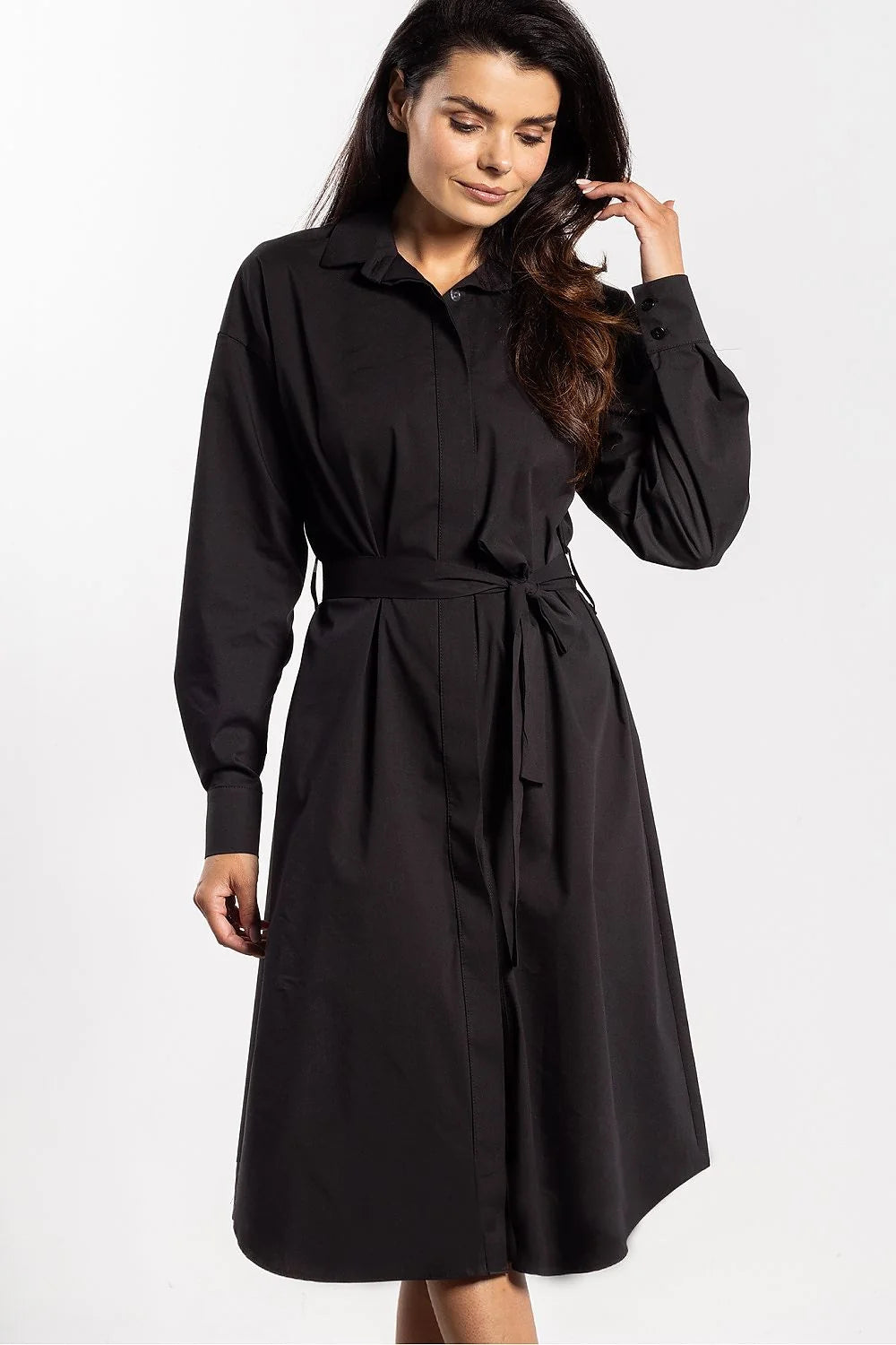 robe chemise midi noire ceinturée col classique boutonnage dissimulée manches longues poignets boutonnés taille cintrée jupe évasée popeline polyvalente élégante