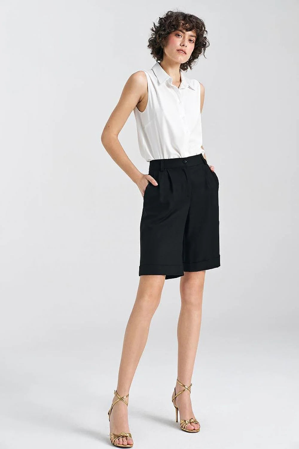 Tenue élégante pour femmes composée de haut sans manches et short noir occasion versatile été
