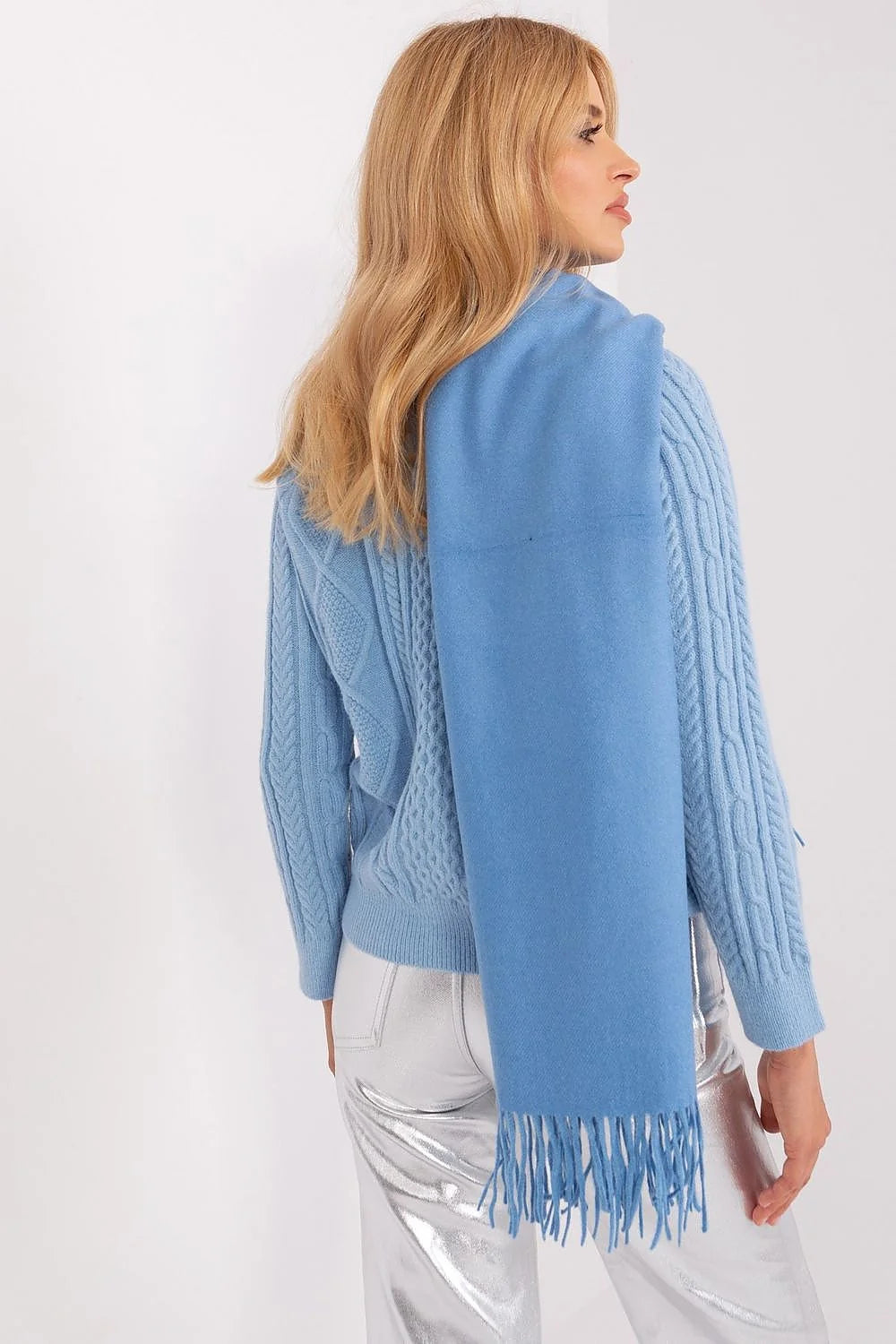 ensemble pull écharpe maille torsadée bleu ciel cardigan court boxy boutons assortis motifs losanges câbles franges douce chaude féminine cosy
