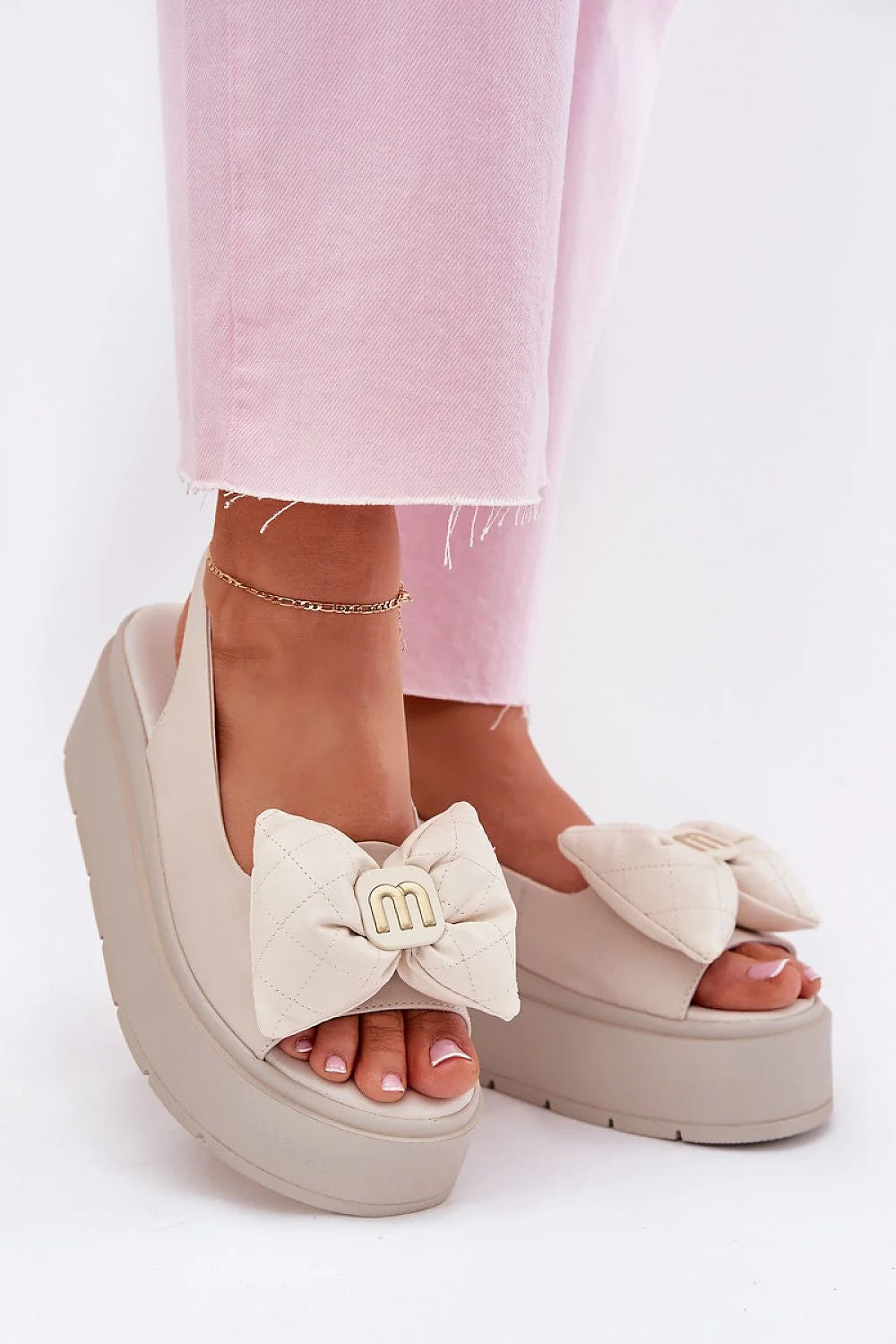 Sandales compensées moderne élégante beige cuir naturel nœud matelassé semelle épaisse emblème doré bride large antidérapante occasion décontractée été femme
