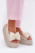 Sandales compensées moderne élégante beige cuir naturel nœud matelassé semelle épaisse emblème doré bride large antidérapante occasion décontractée été femme