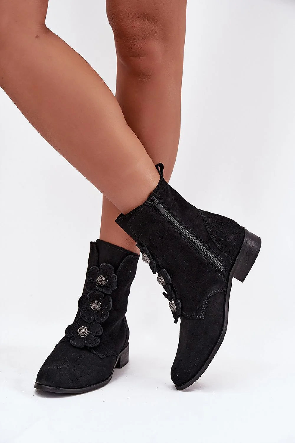 bottines suède noir femme cheville western chic bout pointu talon bas carré zippé semelle caoutchouc appliqués floraux ornés strassés confortables