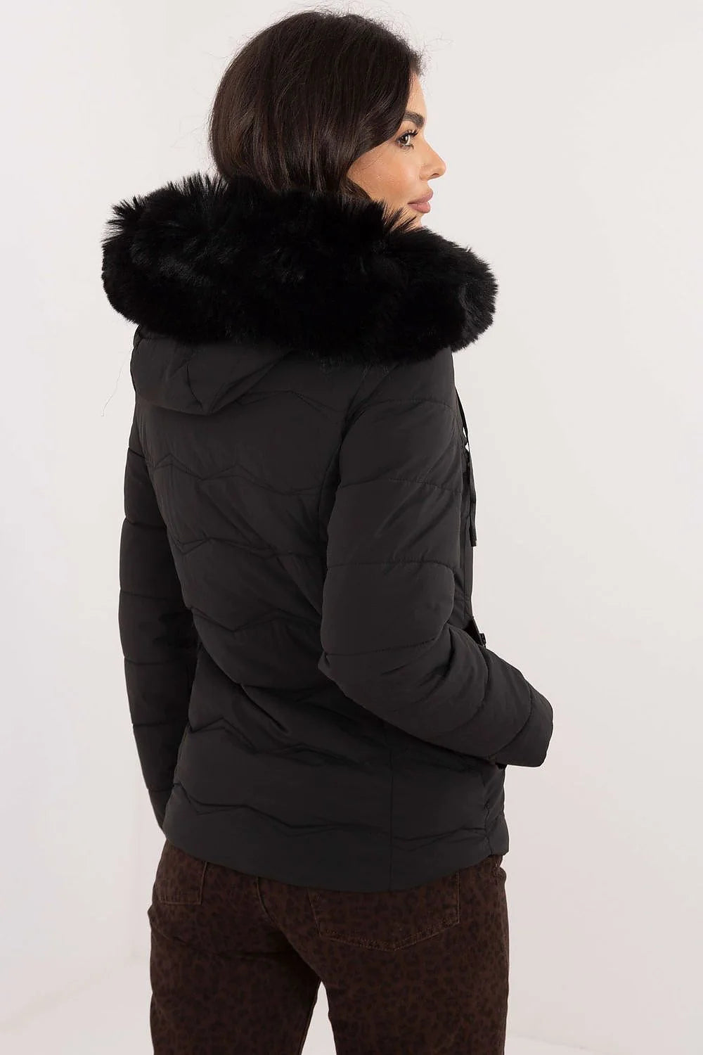 Veste d'hiver pour femme design moderne fonctionnel matelassé rembourrage en duvet synthétique capuche amovible fourrure synthétique noire poches zippées polyester noir